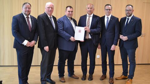 Bescheidübergabe Sofortprogramm „Sicherheit bei Veranstaltungen“  Innenminister Poseck mit einer Gruppe bei der Bescheidübergabe.