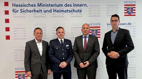 Frankfurts Polizeipräsident Stefan Müller, Leiter des 1. Polizeireviers Stefan Müller, Innenminister Roman Poseck und Landespolizeipräsident Felix Paschek Vier Männer stehen in Anzügen nebeneinander.