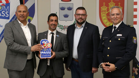 Übergabe KOMPASS Innenminister Poseck übergibt das KOMPASS-Sicherheitssiegel.